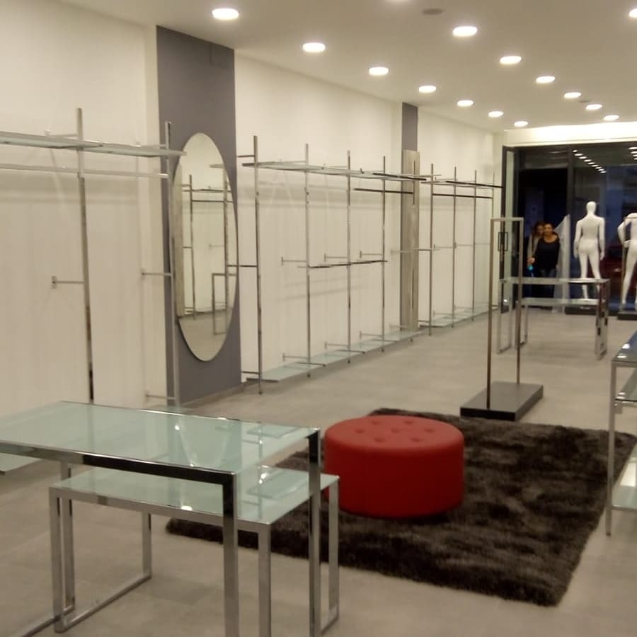Arredamenti e attrezzature per negozi di abbigliamento